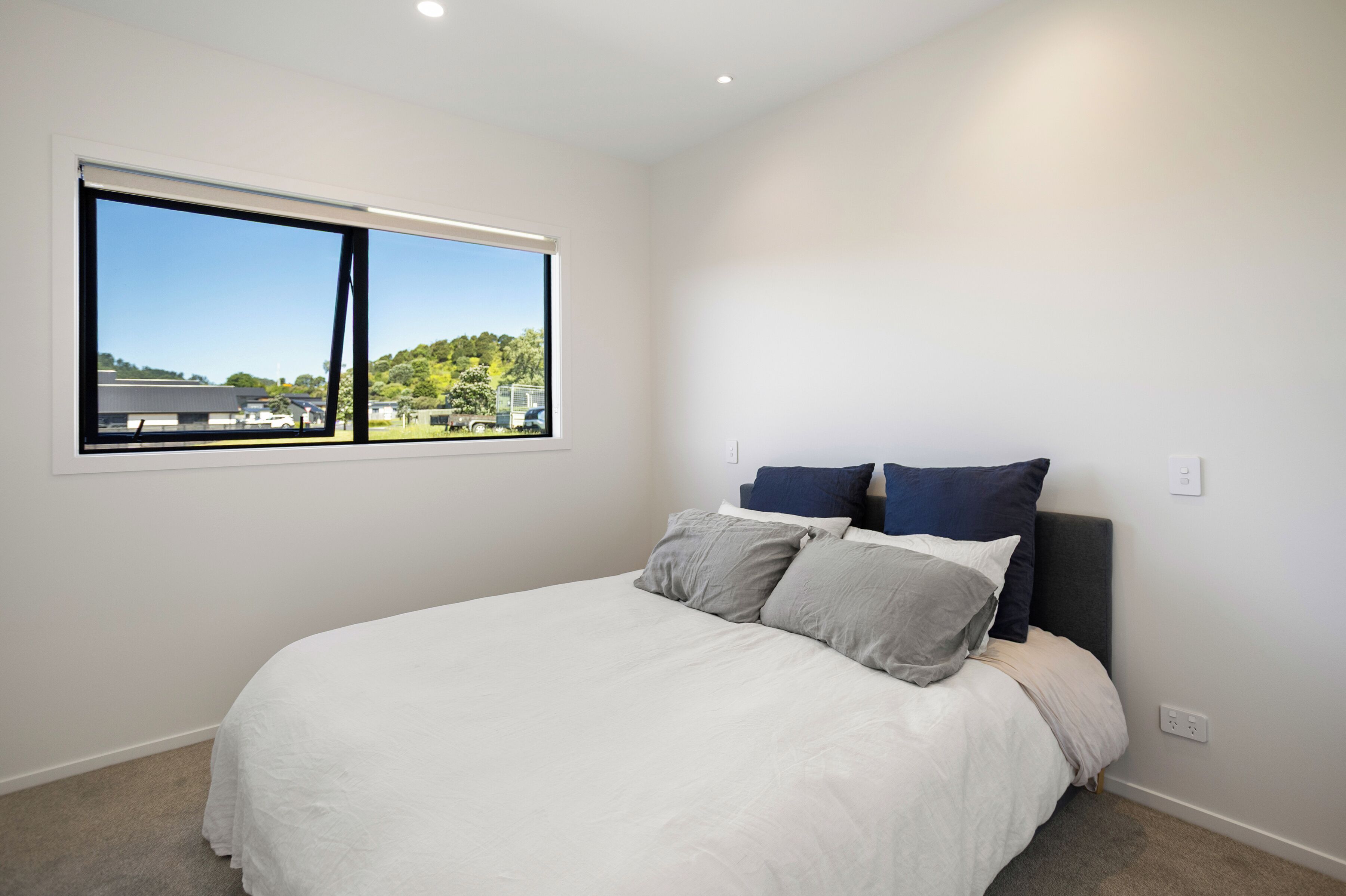 Tabla de planchar con plancha, internet y ropa de cama 