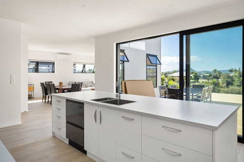 Spacious bach close to the beach