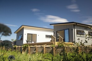 Exterior - Spacious bach close to the beach (Cooks Beach)