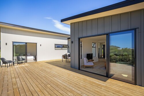 Spacious bach close to the beach