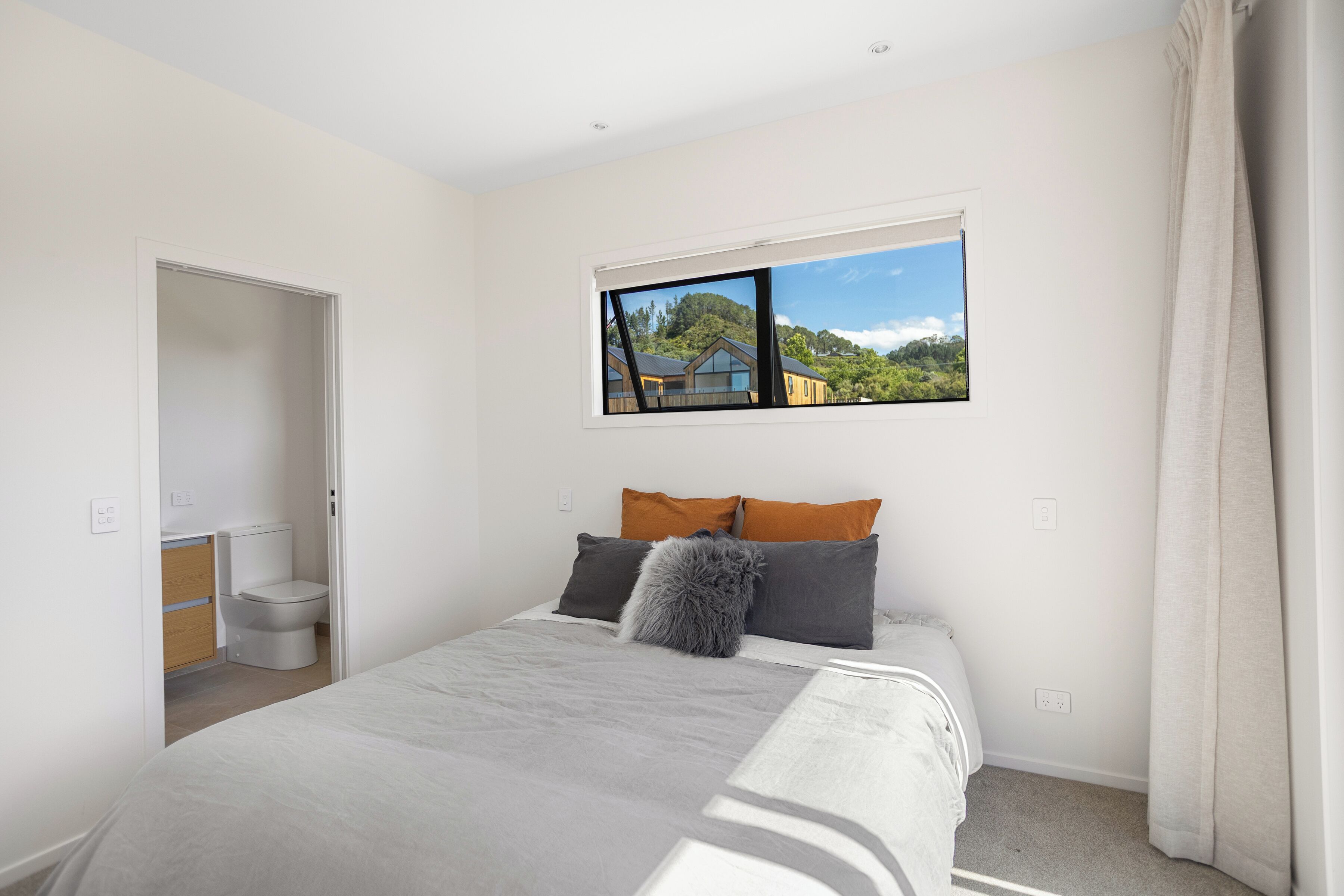 Strykjärn/strykbräda, internet och sängkläder