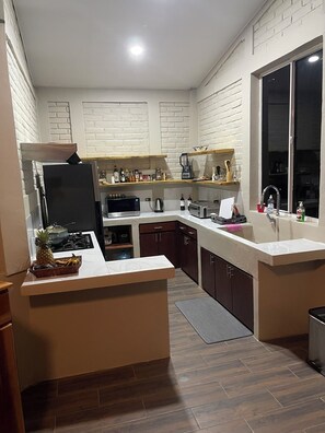 Refrigerador, microondas, placa de cocina, cafetera/tetera