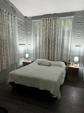 4 bedrooms, free WiFi, bed sheets - House 2 min walk to beach, surfing and ocean side restaurant (La Libertad)