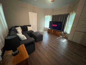 Smart TV - House 2 min walk to beach, surfing and ocean side restaurant (La Libertad)