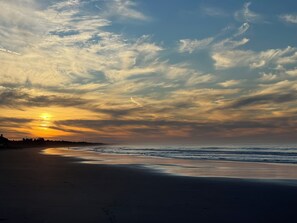 Beach - House 2 min walk to beach, surfing and ocean side restaurant (La Libertad)