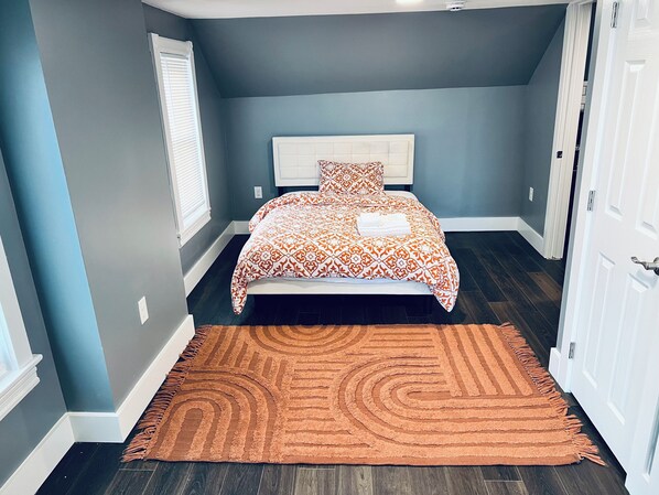 Iron/ironing board, internet, bed sheets