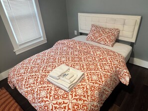1 habitación, tabla de planchar con plancha, wifi gratis y ropa de cama 