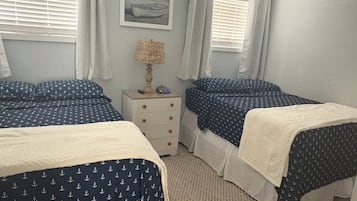 2 bedrooms, desk, WiFi, bed sheets