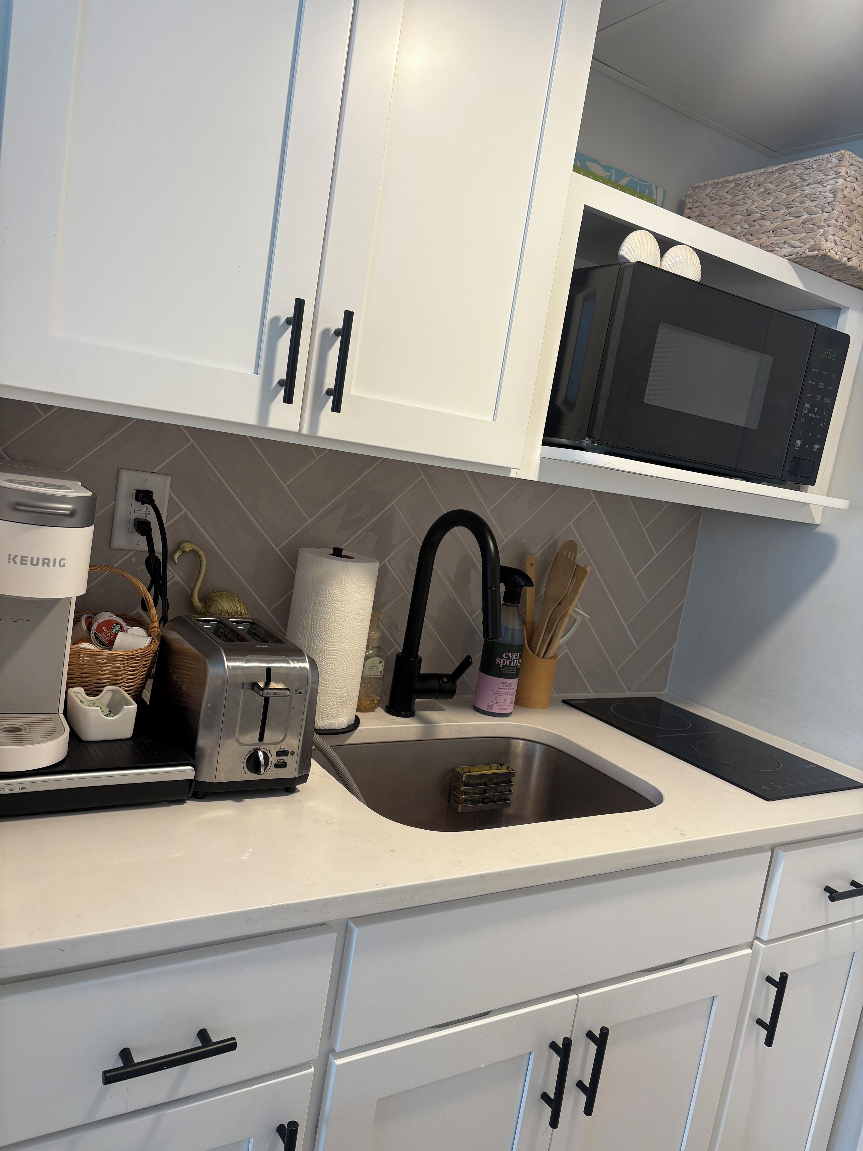 Coffee/tea maker, fridge, microwave, stovetop