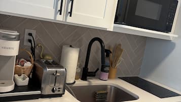 Coffee/tea maker, fridge, microwave, stovetop