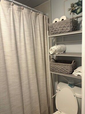 Haartrockner, Handtücher, Toilettenpapier