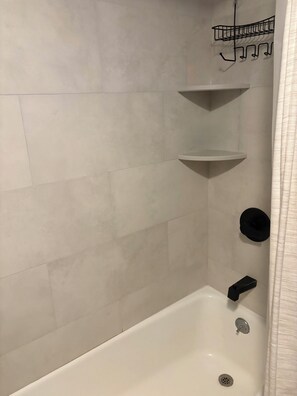 Haartrockner, Handtücher, Toilettenpapier