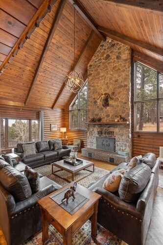 Heaven’s Gateway – Luxury Retreat with Hot Tub & Sauna