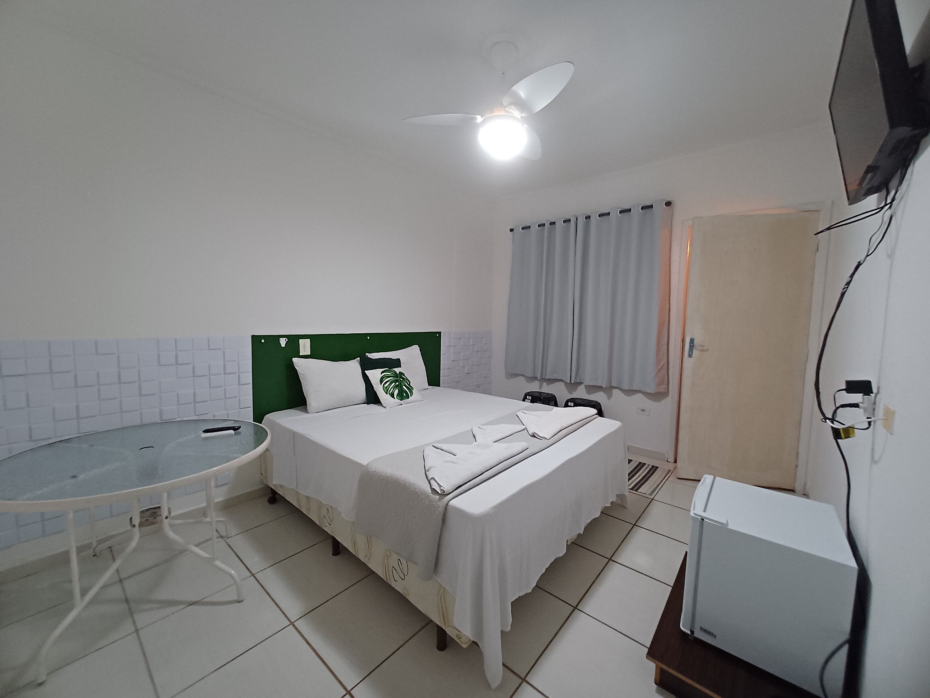 Cofres nos quartos, escrivaninha, Wi-Fi de cortesia