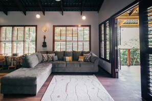 Living area - Adorable 2-bedroom Eco-Lux Jungle Getaway on Bluff Beach (Bocas del Toro)