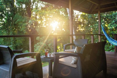 Hawksnest: Bluff Beach 2-Bedroom Luxe Jungle Home