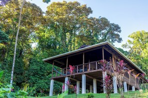 Exterior - Adorable 2-bedroom Eco-Lux Jungle Getaway on Bluff Beach (Bocas del Toro)