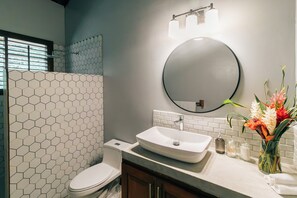 Serviettes fournies, savon, papier de toilette
