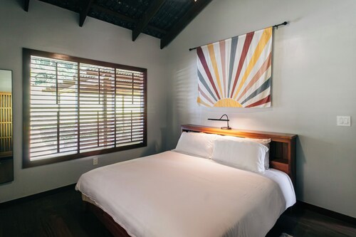 Adorable 2-bedroom Eco-Lux Jungle Getaway on Bluff Beach