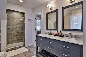 Shower, hair dryer, towels - Summit House on George | Renovated | 5 Mins to K-1 | Lift & Rental Deals (Killington)