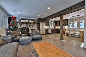 Smart TV - Summit House on George | Renovated | 5 Mins to K-1 | Lift & Rental Deals (Killington)