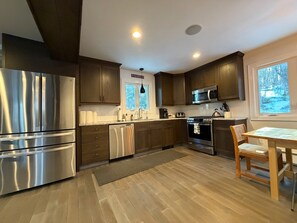 Refrigerador, microondas, horno y parrilla de estufa 