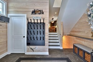 Interior - Summit House on George | Renovated | 5 Mins to K-1 | Lift & Rental Deals (Killington)