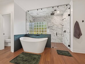 Dusche, Haartrockner, Bidet, Handtücher