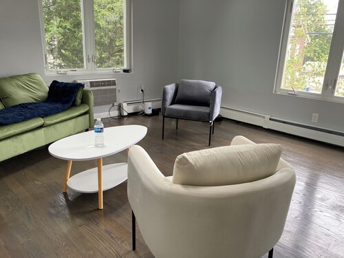 Delightful 3-bedroom apartment with AC in Bridgeport