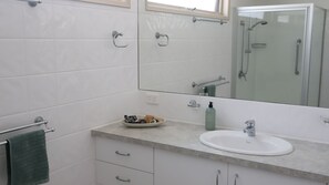 Bathroom - Moonah Haven in Old Lonnie (POINT LONSDALE)