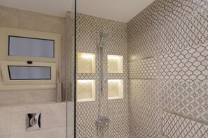 Dusche, Haartrockner, Handtücher, Seife