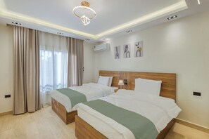3 slaapkamers, een kluis op de kamer, een bureau