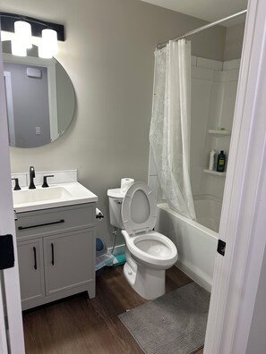 Towels, toilet paper - Serene 1-bedroom house in Regina perfect for a relaxing stay (Regina)