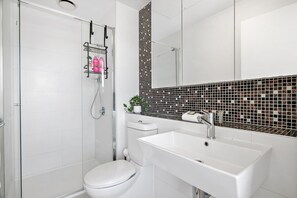 Dusche, Haartrockner, Handtücher, Shampoo