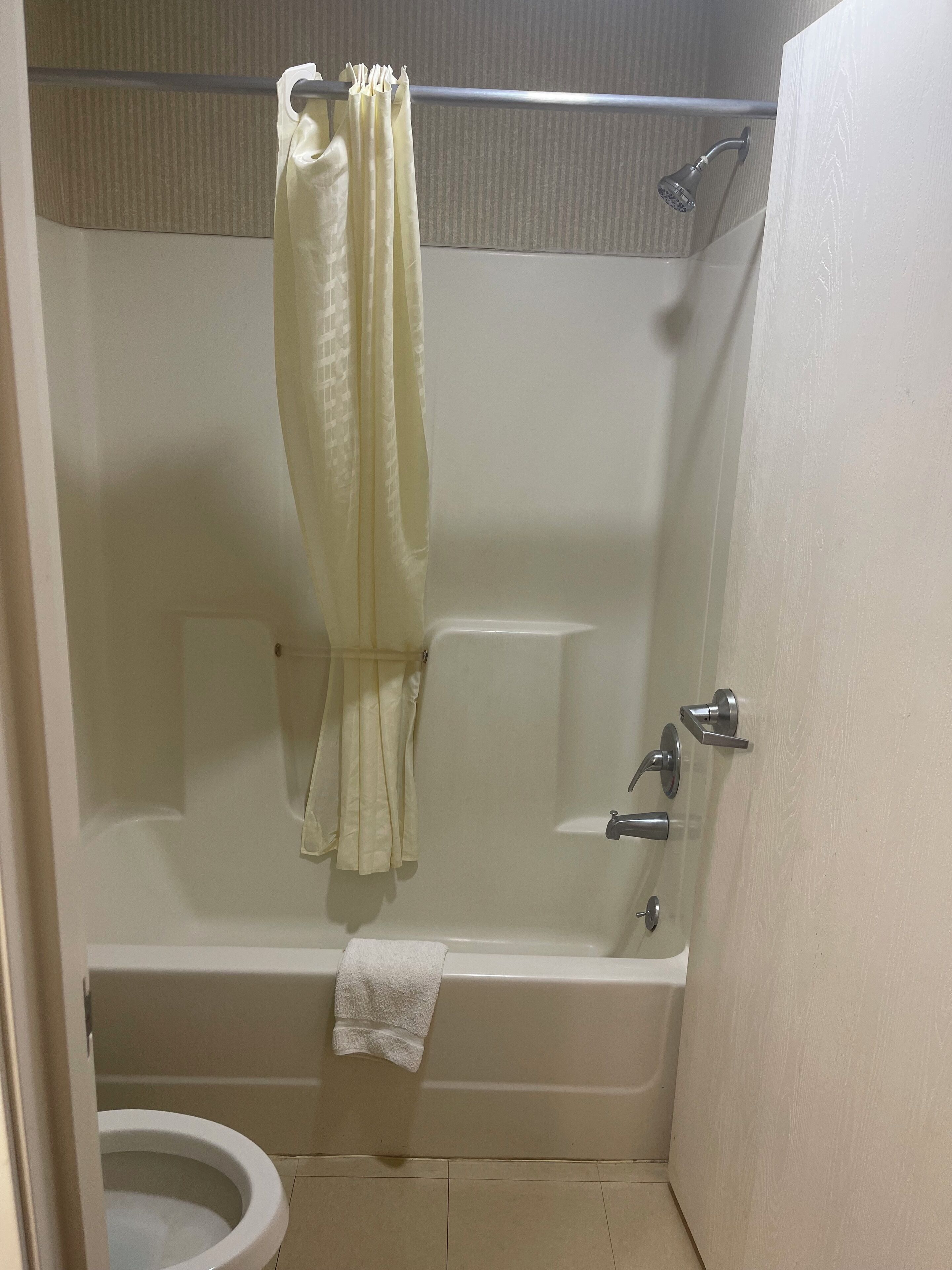 浴缸、毛巾、肥皂、洗发水