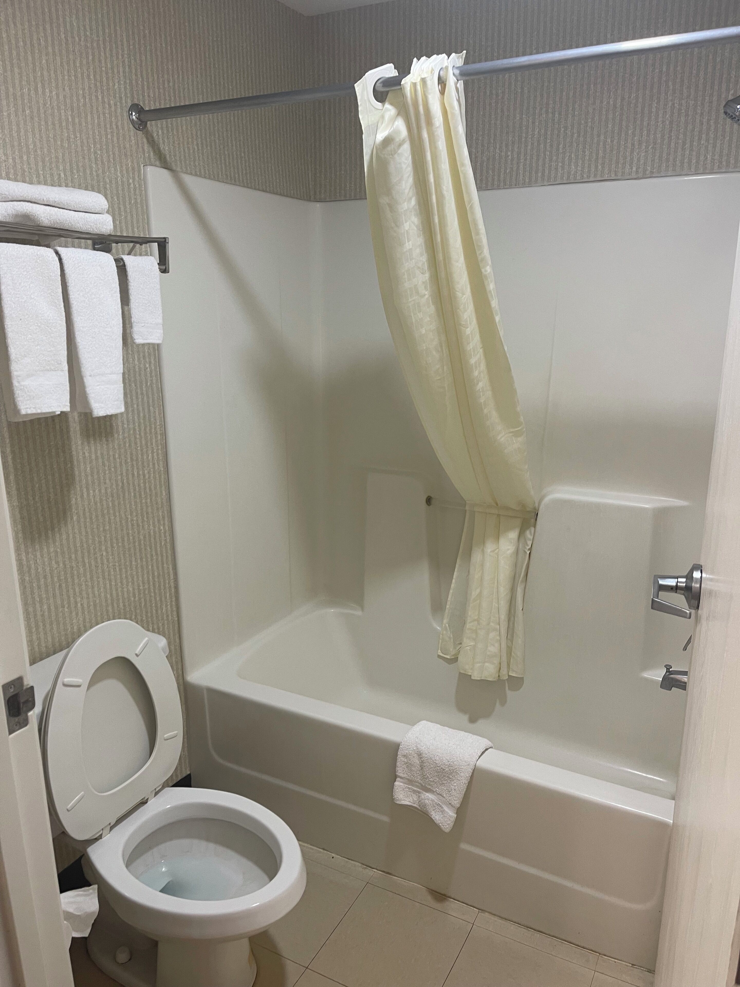 Kylpyamme, pyyhkeet, saippua, sampoo