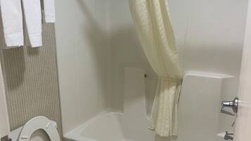 Kylpyamme, pyyhkeet, saippua, sampoo