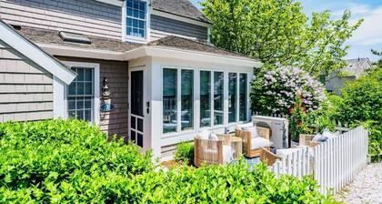 Maushop condo with stunning ocean views, remodeled 2-bd, 2 bath. Steps to beach
