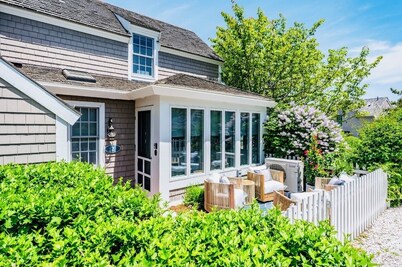 Maushop condo with stunning ocean views, remodeled 2-bd, 2 bath. Steps to beach