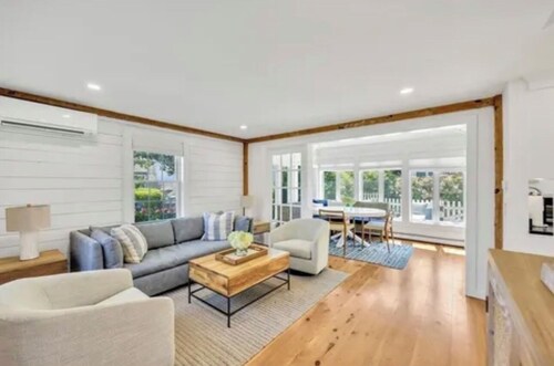 Maushop condo with stunning ocean views, remodeled 2-bd, 2 bath. Steps to beach