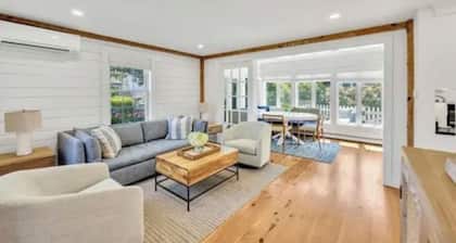 Maushop condo with stunning ocean views, remodeled 2-bd, 2 bath. Steps to beach