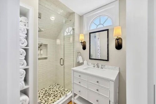 Maushop condo with stunning ocean views, remodeled 2-bd, 2 bath. Steps to beach