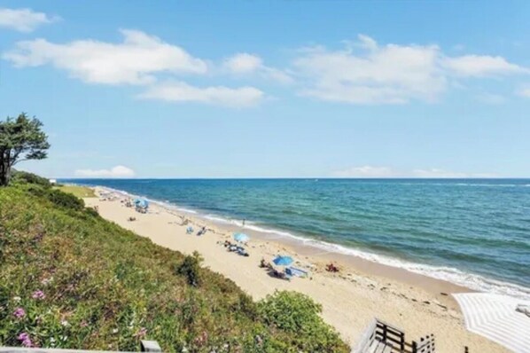 Ubicación cercana a la playa, tumbonas y toallas de playa