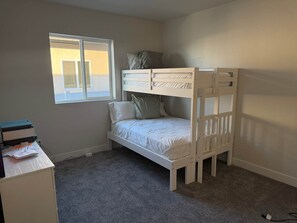 3 quartos, ferros/tábuas de passar roupa, Wi-Fi, roupa de cama