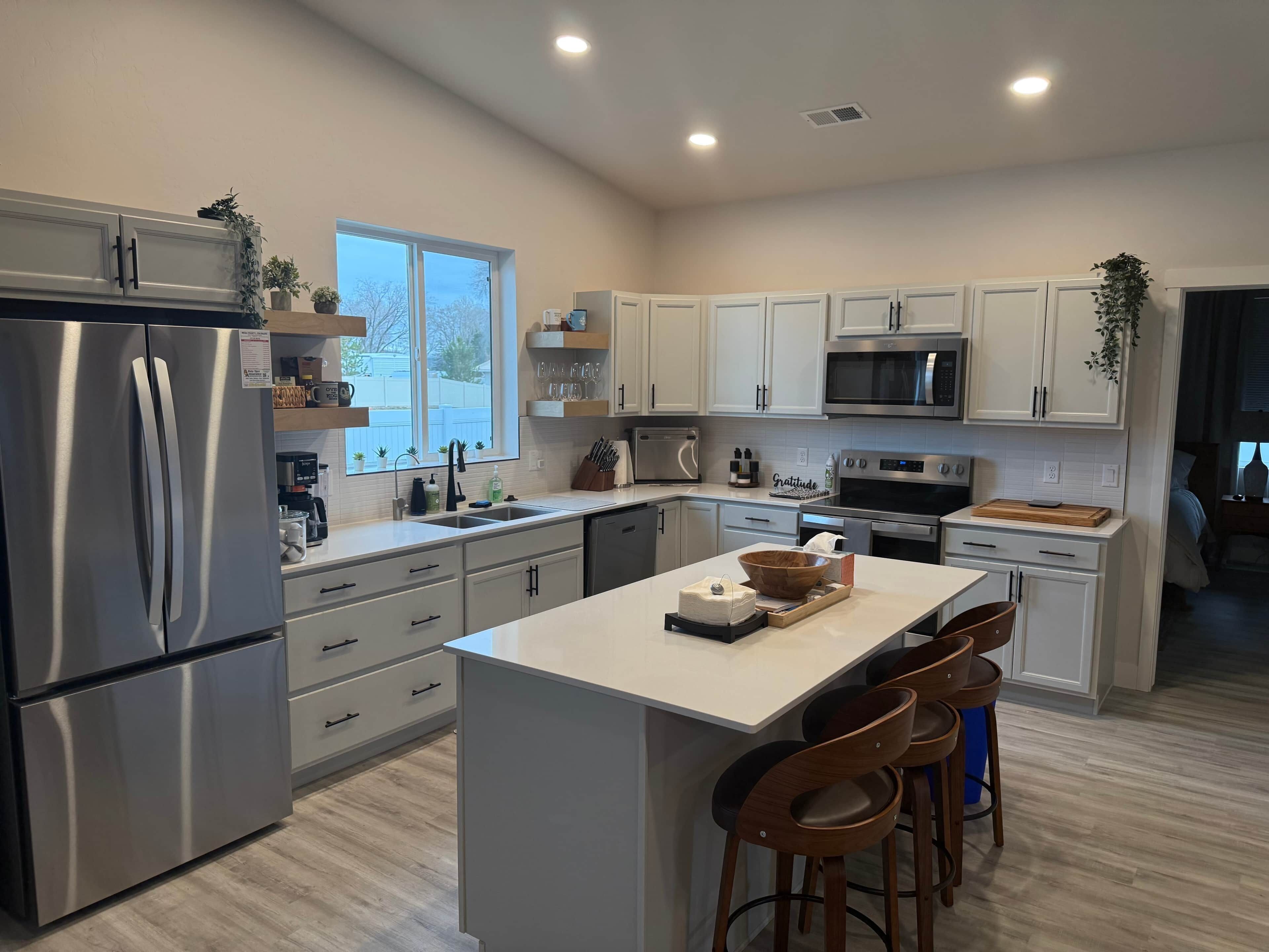 雪櫃、微波爐、焗爐、爐具