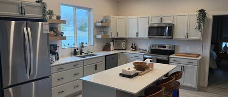 雪櫃、微波爐、焗爐、爐具