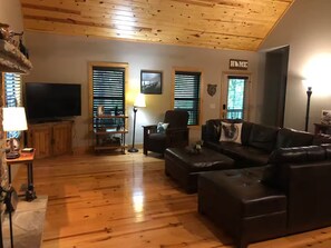 Smart TV, fireplace, ping pong, computer monitors - Comfortable Cabin in Hiawassee across from Lake&Fairgrounds (Hiawassee)