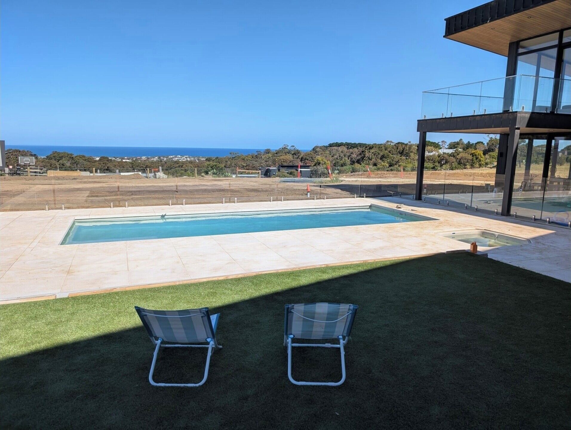 Utendørsbasseng og et oppvarmet basseng