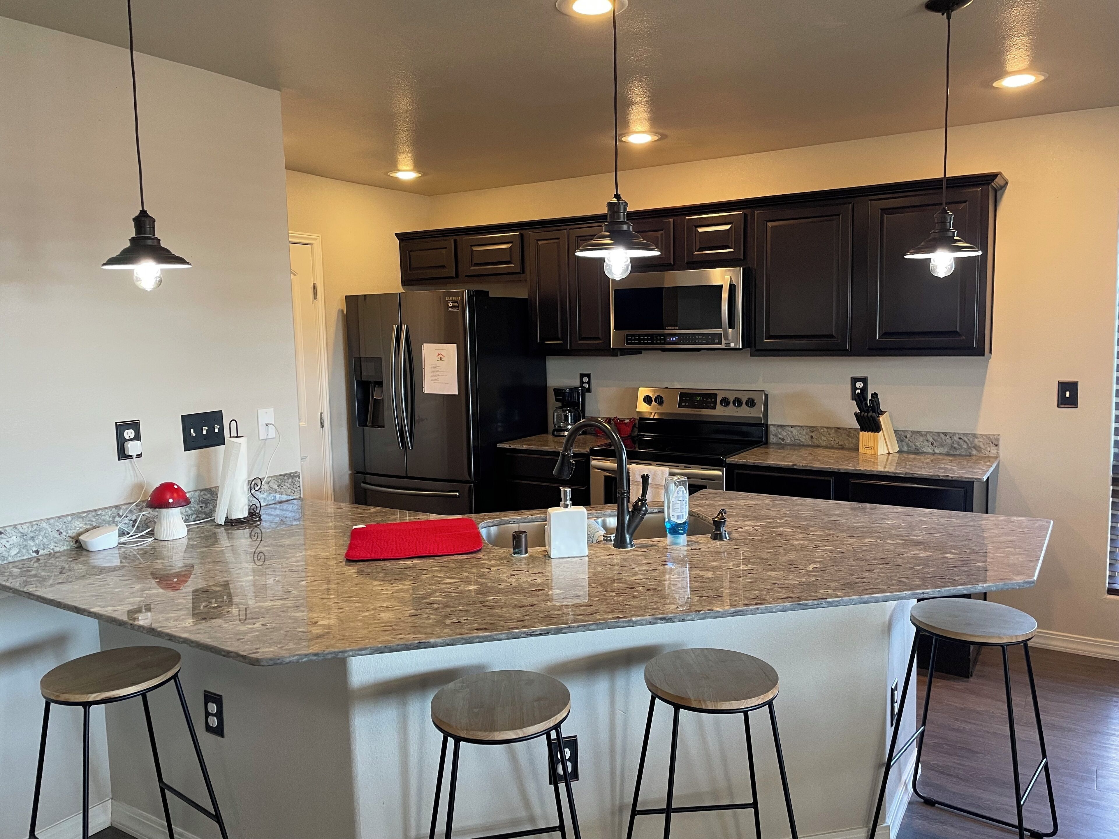 Réfrigérateur, micro-ondes, four, plaque de cuisson