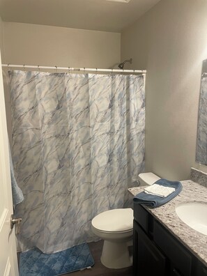 Douche, sèche-cheveux, serviettes fournies, savon